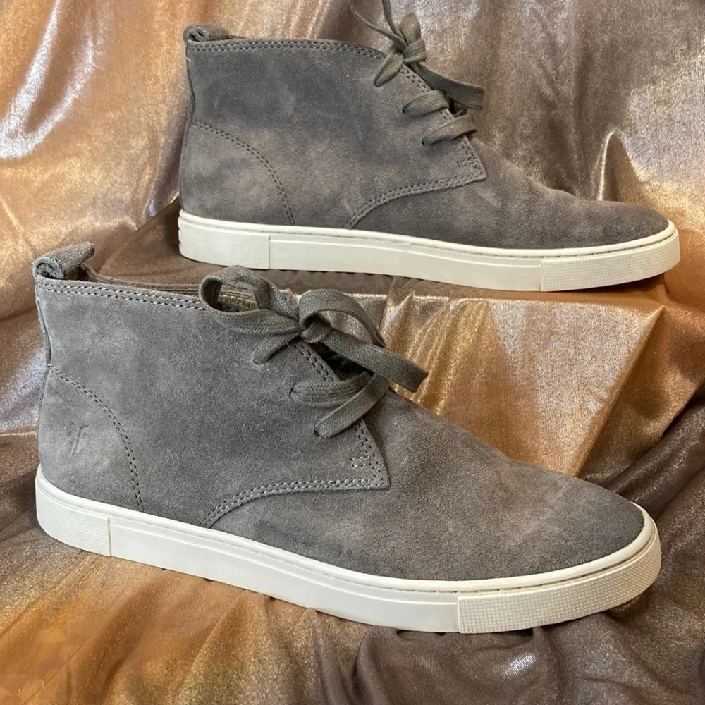 Frye mens chukkas in‎ taupe. Size 8 all suede leather. Excellent condition.